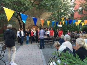 Aurajoella raikaa -kuorojen ravintolakierroksella kesällä 2016 Ravintola Koulun pihalla.